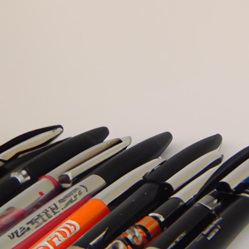 אוסף של עטים ממותגים שונים המציגים עיצובים שונים ולוגו חברה.